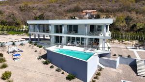 ラビンにあるVILLA NAVISのプール付きの家の航空写真
