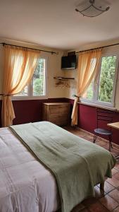 Postel nebo postele na pokoji v ubytování Auberge la Table du Curé