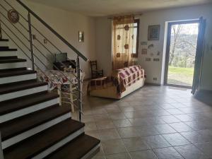 ein Wohnzimmer mit einer Treppe und einer Couch in der Unterkunft Da Nady in Stia