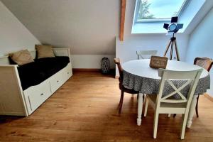 een slaapkamer met een bed en een tafel en stoelen bij Appartement charmant et spacieux in Auxerre