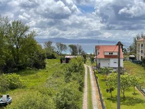 une maison sur une colline à côté d'un chemin de terre dans l'établissement Hotel Spa Playa Langosteira by Adeloló, à Finisterre