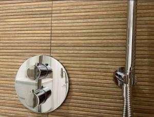 een spiegel aan een houten muur met een douche bij Duplex 29 tout inclus in Quimper