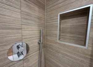 een badkamer met een douche en een raam bij Duplex 29 tout inclus in Quimper