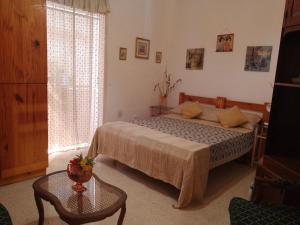 sypialnia z łóżkiem i stołem w obiekcie Terraced house with stunning view close to Mdina w mieście Rabat
