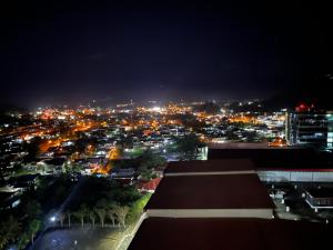 - une vue sur la ville éclairée la nuit dans l'établissement FJ Haven, à Penampang