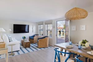 un soggiorno con tavolo e una sala da pranzo di The Cottages & Lofts a Nantucket