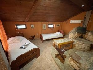 Postel nebo postele na pokoji v ubytování Cave Apartment