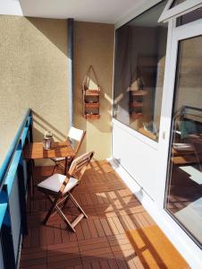 a balcony with a table and a chair on it at Urlaub im Herzen von Laboe in Laboe