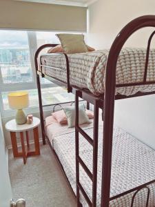 コンセプシオンにあるDepartamento central elegante y acogedorの窓のある部屋に二段ベッドが2つある +15枚の写真
