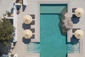 Der Swimmingpool an oder in der Nähe von Parilio, a Member of Design Hotels