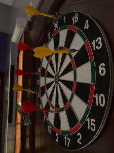 a dart board hanging on a wall with darts at Infinit Home Duplex entero in Termas de Río Hondo