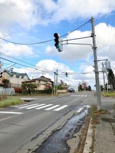 Tida House - Vacation STAY 07404v في Koshimizu: إشارة المرور في تقاطع مع شارع