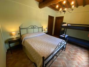 una camera da letto con un letto grande e un lampadario di Il Nido a Gambassi