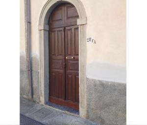 a wooden door on the side of a building at DONNA MERCEDE in Terme Luigiane