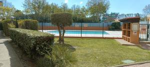 المسبح في CAP AU CAP - T3 avec Clim WIFI Vue piscine proximité plage Richelieu أو بالجوار