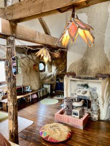 小清水町的住宿－Tida House - Vacation STAY 07404v，客厅设有炉灶和壁炉。
