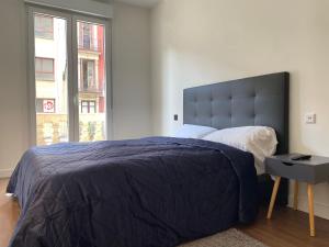 um quarto com uma cama grande e uma janela em Bilbao center apartament em Bilbau