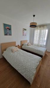 Ένα ή περισσότερα κρεβάτια σε δωμάτιο στο Chic & Spacious 3-Bedroom with balcony