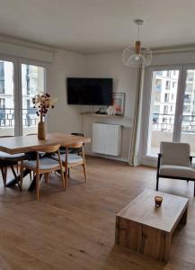 Μια τηλεόραση ή/και κέντρο ψυχαγωγίας στο Chic & Spacious 3-Bedroom with balcony