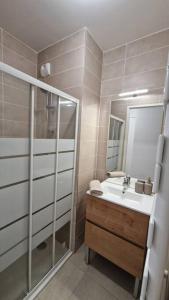 Ένα μπάνιο στο Chic & Spacious 3-Bedroom with balcony +9 φωτογραφίες