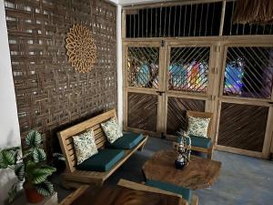 een kamer met 2 stoelen, een tafel en een glas-in-loodraam bij Cabaña Punta Coral in Rincón