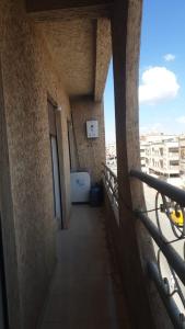 widok na korytarz w budynku z balkonem w obiekcie Appartement Mohammed V Airport Top w mieście Deroua