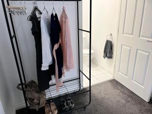 - un dressing avec un portant dans l'établissement Academy Street Apartments, à Belfast