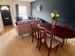una sala de estar con una mesa y un sofá en Erin Way Apartments, en Belfast