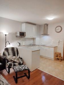 een woonkamer met een keuken met een stoel en een tafel bij GALA Apartment in Bansko