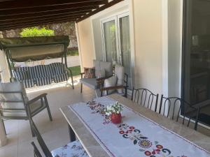 オルデニズにあるHoliday Home Turkuazの花のテーブルが置かれたパティオ