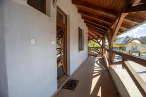 Rõdu või terrass majutusasutuses Fonyód City Apartman