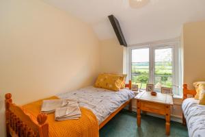 - une petite chambre avec un lit et une fenêtre dans l'établissement Canny Croft, à Bridgwater