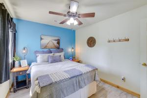 um quarto com uma cama e uma ventoinha de tecto em Lakefront Shell Knob Condo with Deck and Grill! em Shell Knob