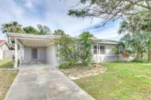 una casa blanca con garaje en un patio en Ormond Beach Bungalow Close to Ocean and Daytona, en Ormond Beach