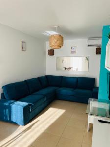 佩尼斯科拉APARTAMENTO SITUADO EN EL CENTRO CON 3 HABITACIONES, DISPONE DE AIRE ACONDICIONADO Y WIFI A 150m DE LA PLAYA Y EL CASTILLO的客厅里一张蓝色的沙发