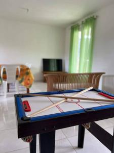 Una televisión o centro de entretenimiento en Apt ressource et vue panoramique