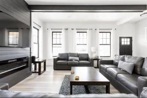 Кът за сядане в Modern Luxury Broad Ripple Home