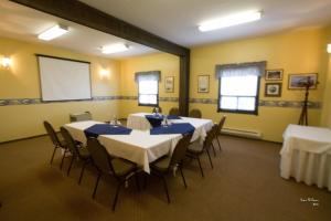 Business area at/o conference room sa Hotel Port Aux Basques