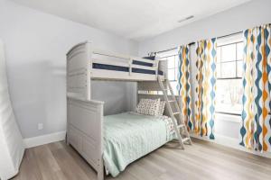 Двуетажно легло или двуетажни легла в стая в Modern Luxury Broad Ripple Home