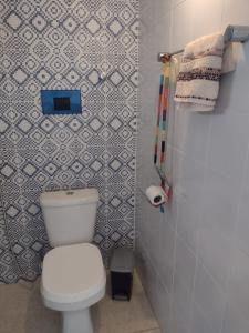 W pokoju znajduje się łazienka z białą toaletą. w obiekcie Suíte Lazuli w mieście Itaparica