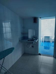 W łazience znajduje się umywalka i lustro. w obiekcie Suíte Lazuli w mieście Itaparica
