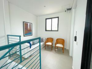 ein Krankenhauszimmer mit einem Etagenbett und 2 Stühlen in der Unterkunft Apartaestudio Brumilo 1 in Montería