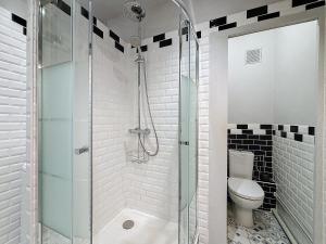 馬賽的住宿－Appartement Plage des Catalans - Chaleureux - Les Frères de la Loc'，带淋浴和卫生间的浴室
