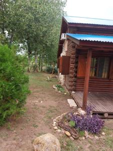 a log cabin with a yard in front of it at Azul in Arroyo de Los Patos