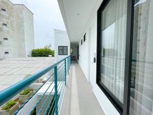 einen Balkon mit Blick auf ein Gebäude in der Unterkunft Apartaestudio Brumilo 3 in Montería