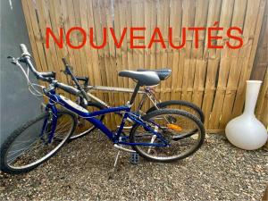 dos bicicletas estacionadas junto a una valla de madera en Petite maison au calme avec jardin clôturé les animaux bienvenue en Mollau