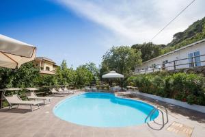 Bazén v ubytování UNICO Cannamele Escape Tropea by Life Resorts nebo v jeho okolí