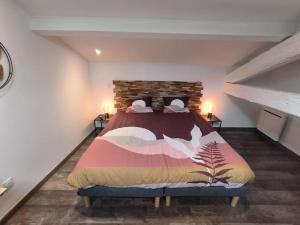 1 dormitorio con 1 cama grande en el ático en T2 -55m2- Elégant et chaleureux, en Montbrison