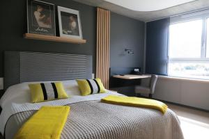 Postel nebo postele na pokoji v ubytování Martigny Boutique-Hôtel + 24 fotografií