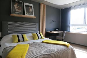 a bedroom with a bed and a window at Martigny Boutique-Hôtel in Martigny-Ville